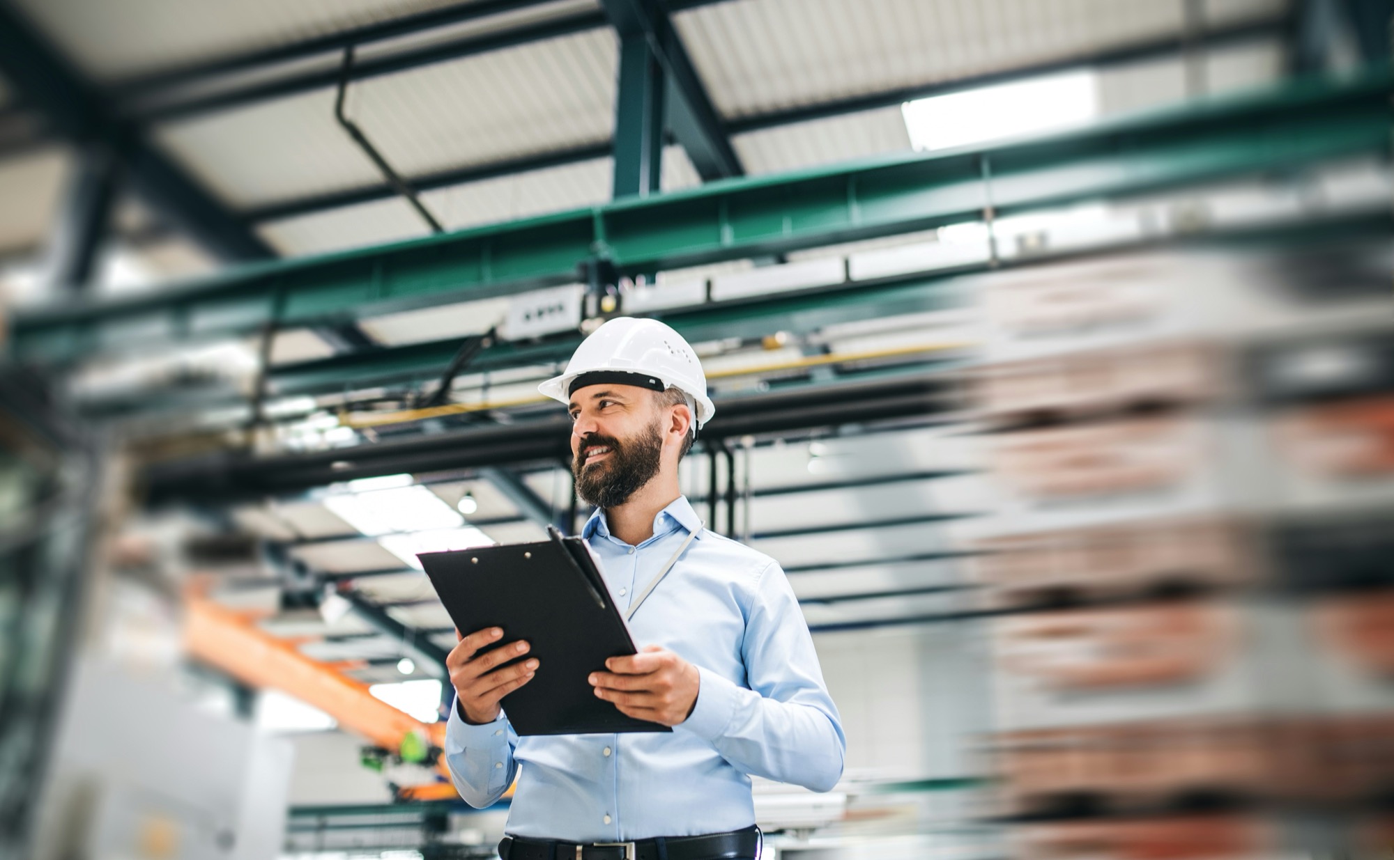 Engenheira de manutenção inspecionando equipamento industrial